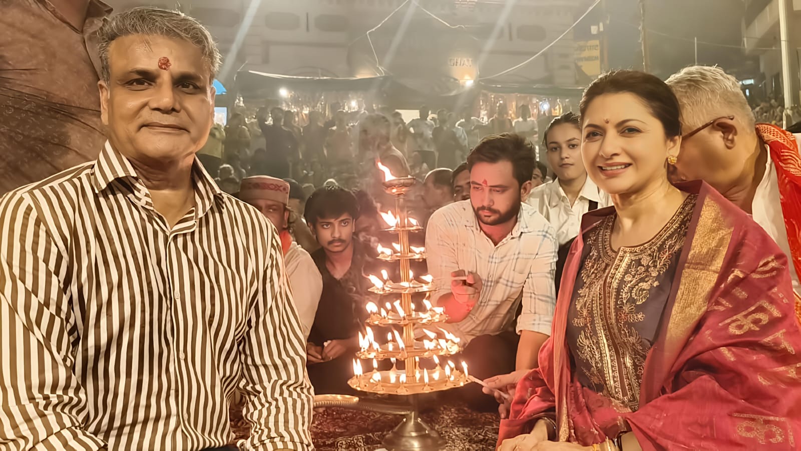 भाग्यश्री ने काशी में मां गंगा की आरती कर मांगा विश्व कल्याण का आशीर्वाद, दशाश्वमेध घाट पर हुआ सम्मान