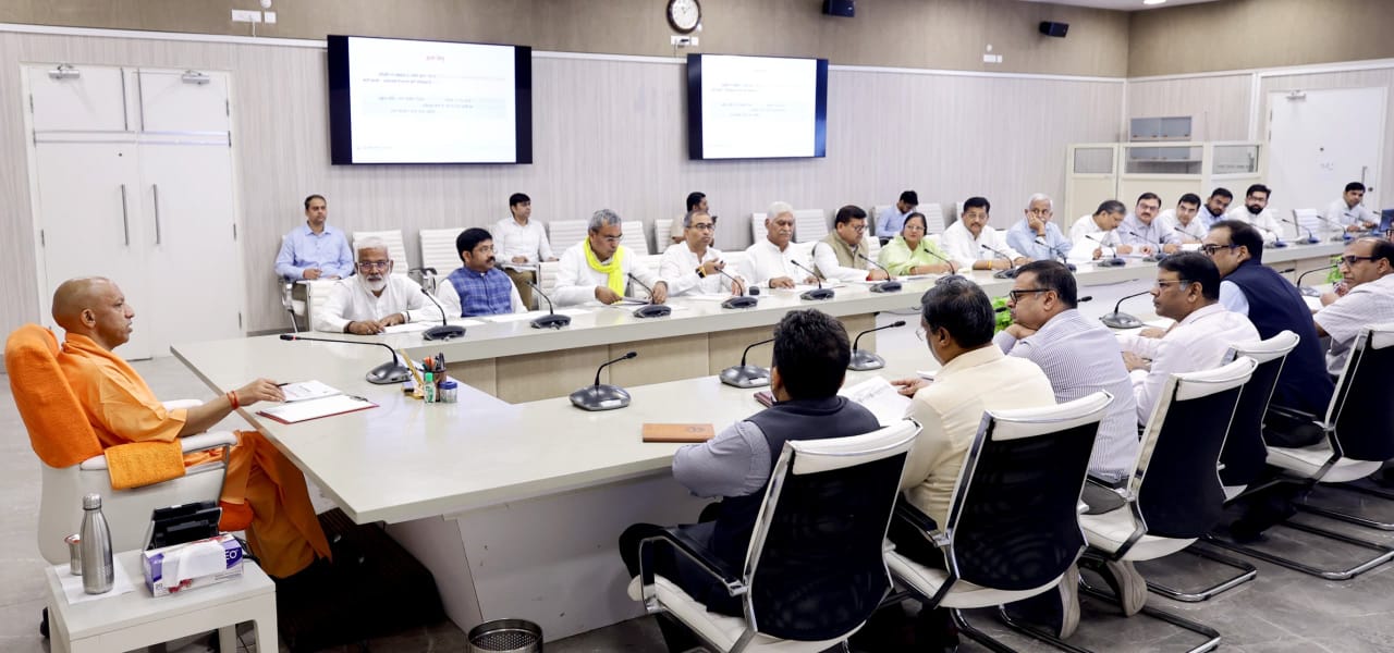 बारिश से क्षतिग्रस्त सड़कों को तत्काल आवागमन योग्य बनाया जाए: मुख्यमंत्री योगी आदित्यनाथ